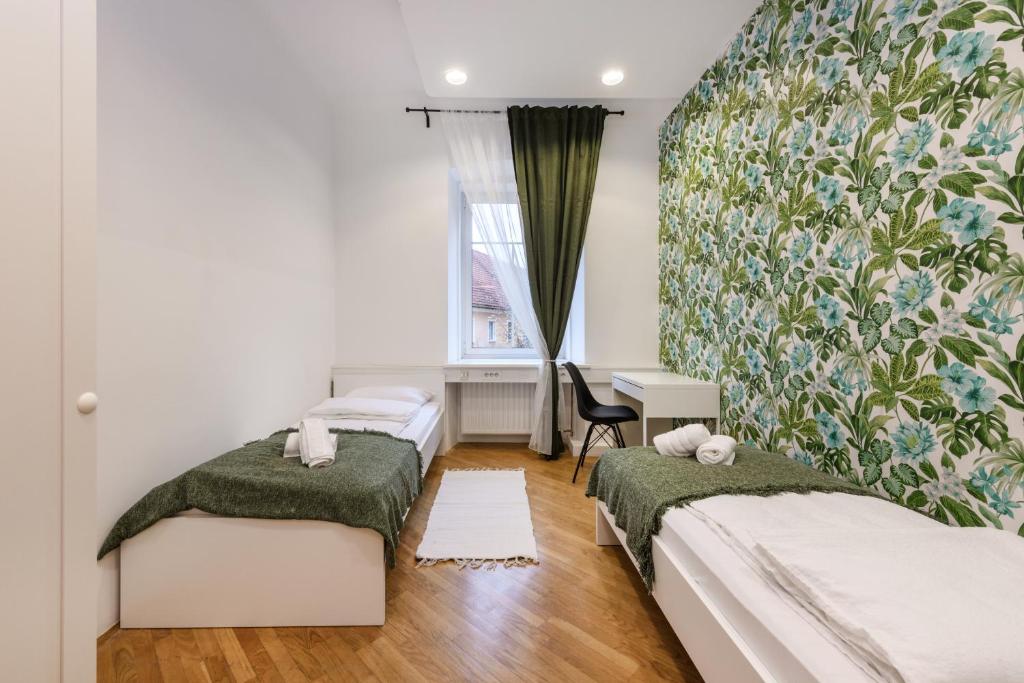 Postel nebo postele na pokoji v ubytování ROYAL ROOMS***