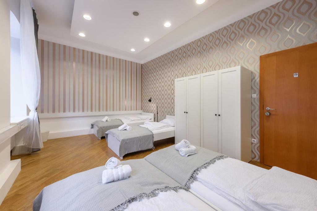 Postel nebo postele na pokoji v ubytování ROYAL ROOMS***