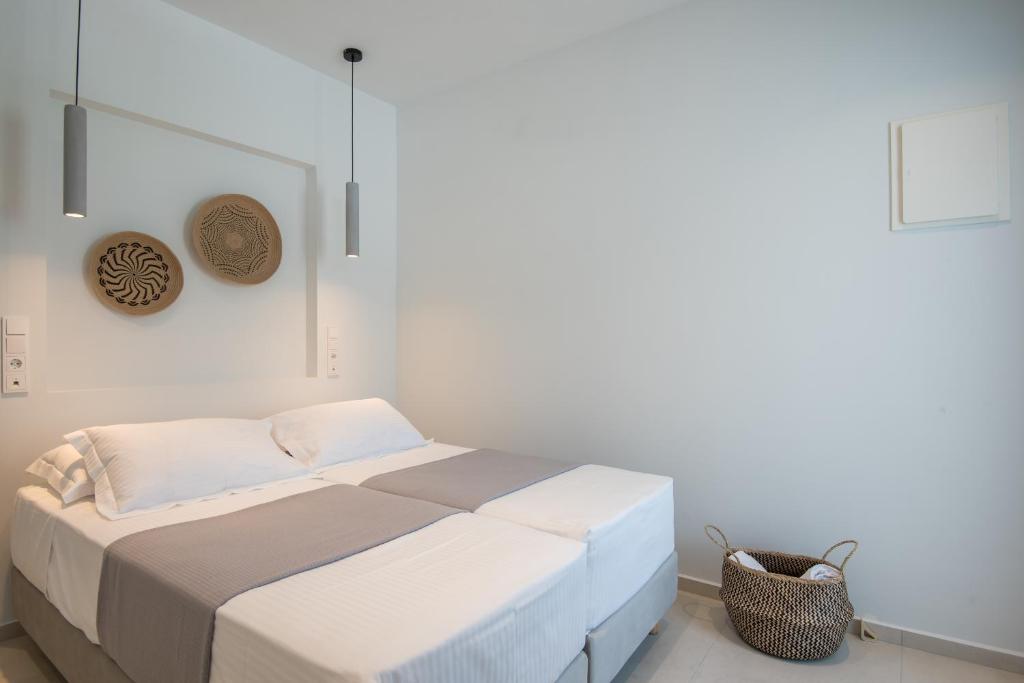 Postel nebo postele na pokoji v ubytování Rivière Residence Paros