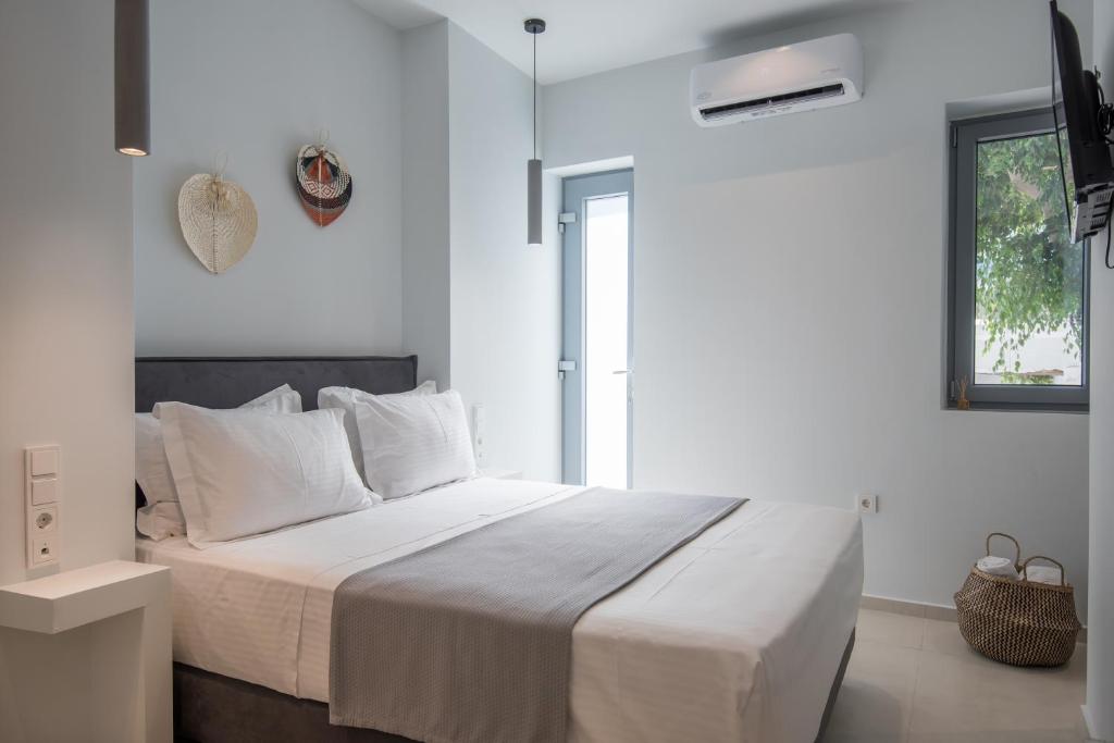 Postel nebo postele na pokoji v ubytování Rivière Residence Paros