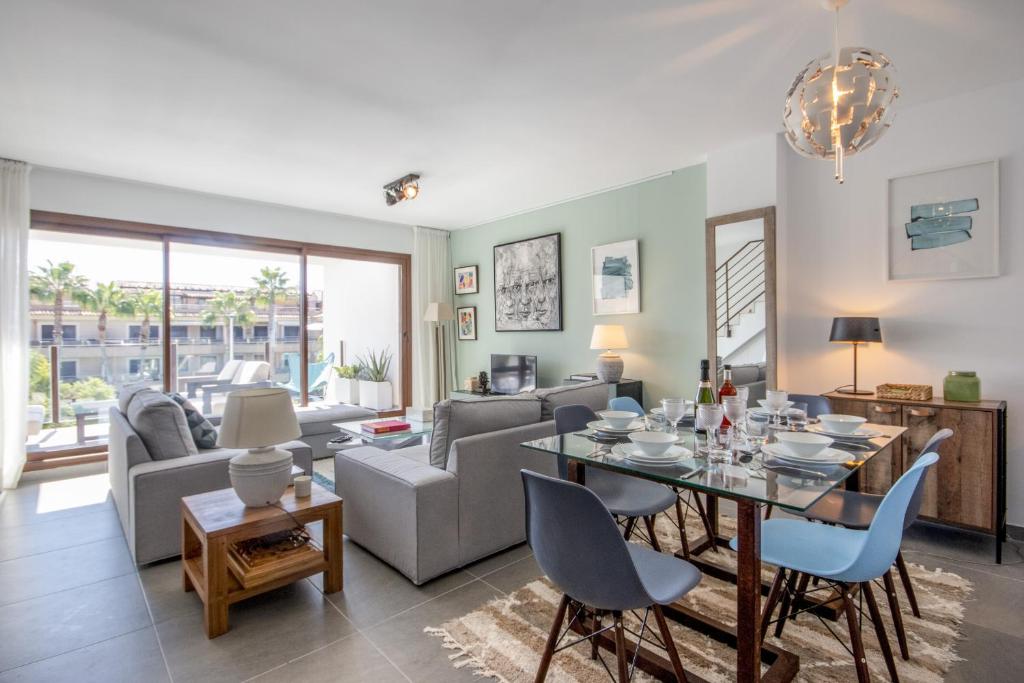 una sala de estar con una mesa y un sofá en Alondra, en Jávea