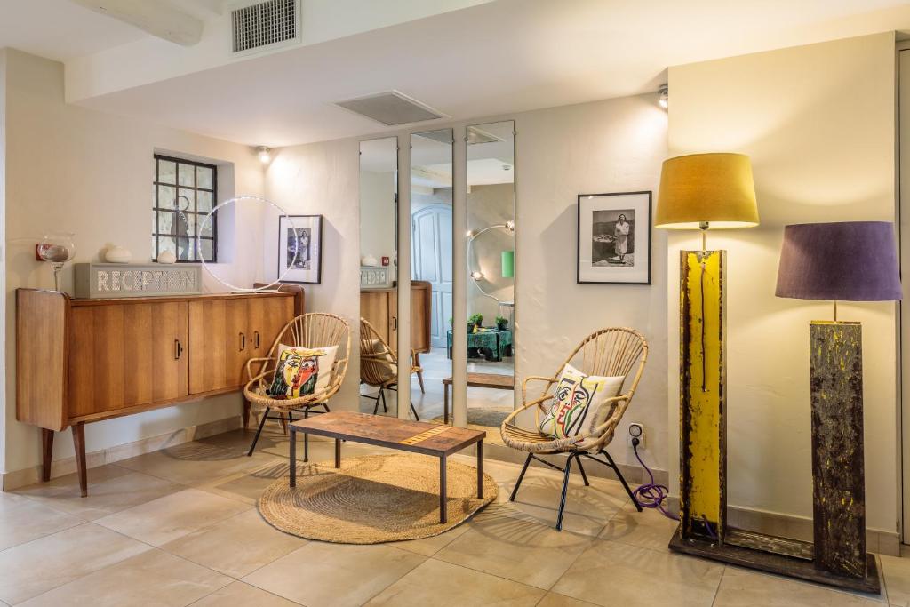 Posezení v ubytování Hôtel La Suite