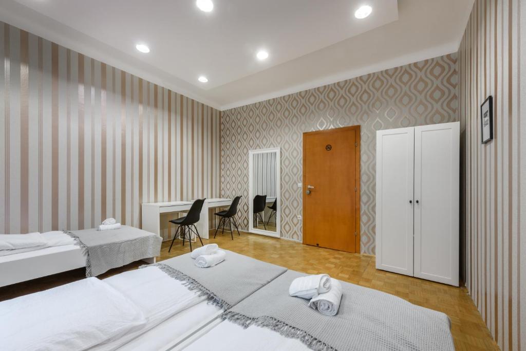 Postel nebo postele na pokoji v ubytování ROYAL ROOMS***