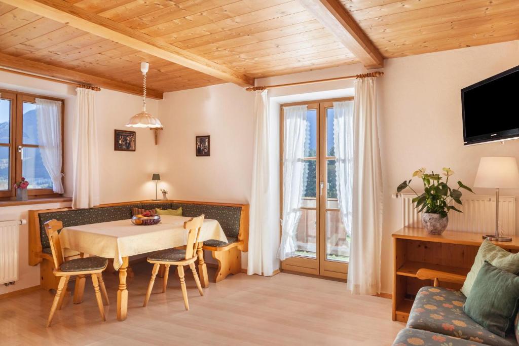 TV a/nebo společenská místnost v ubytování Ferienwohnung Guffertblick
