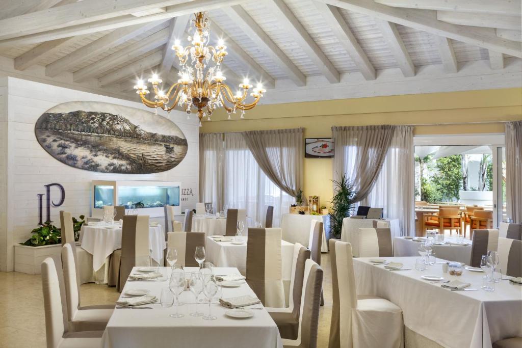 Reštaurácia alebo iné gastronomické zariadenie v ubytovaní Grand Hotel Cannigione