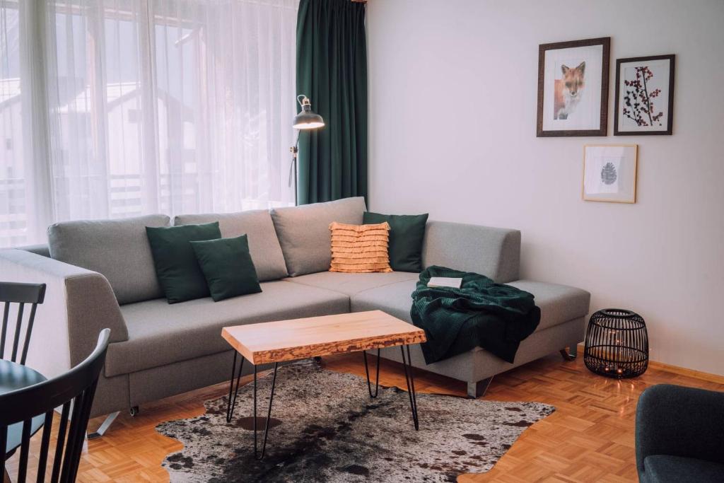 - un salon avec un canapé et une table dans l'établissement Apartment Mohnenfluh, à Schröcken
