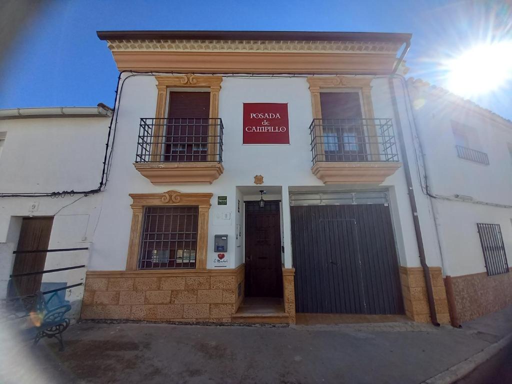 un edificio blanco con una señal que lee clínica urgente en Posada de Campillo, en Campillo de Altobuey