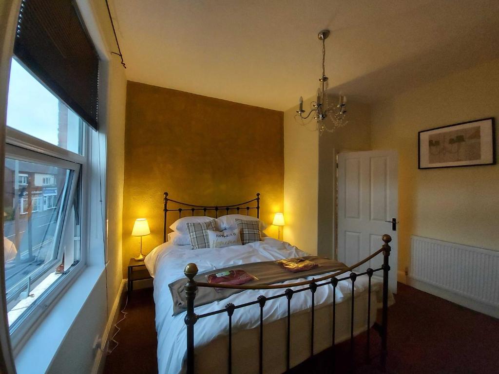 Ένα ή περισσότερα κρεβάτια σε δωμάτιο στο Lovely 2 bedroomed flat in the centre of Longton