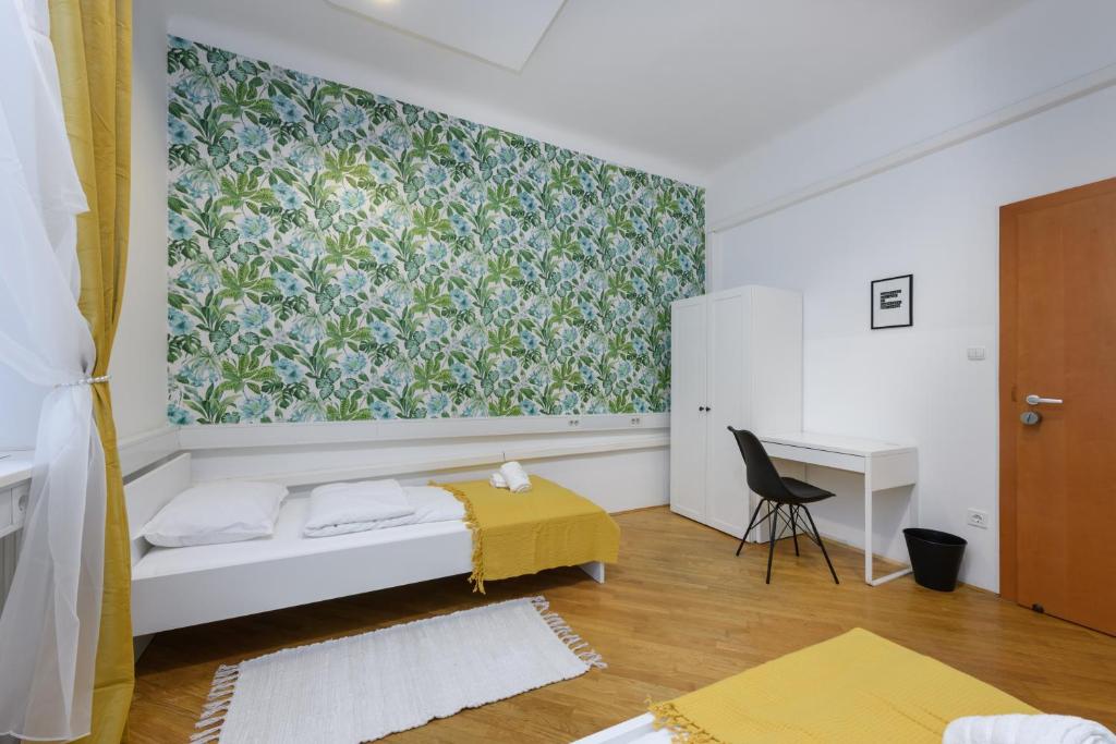 Postel nebo postele na pokoji v ubytování ROYAL ROOMS***