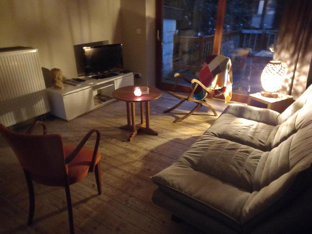 sala de estar con sofá y mesa en Le vieux Spa de Polo-Jo, en Spa