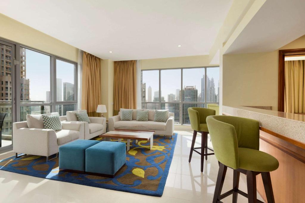 Posezení v ubytování Ramada by Wyndham Downtown Dubai