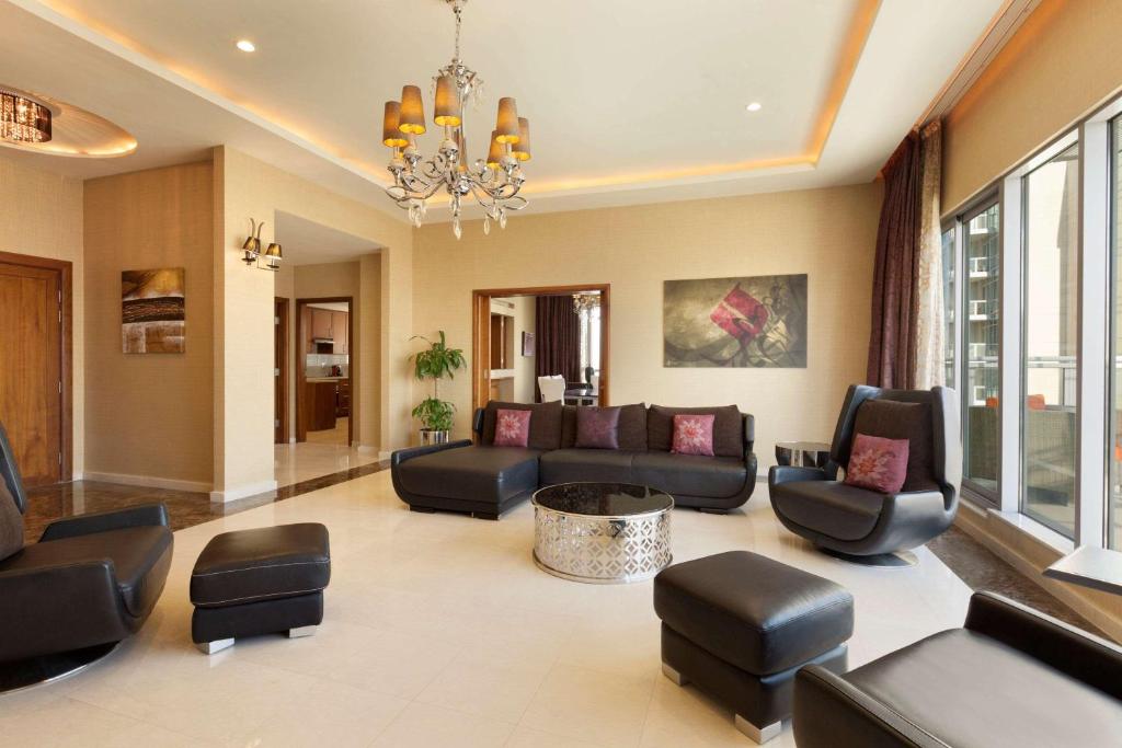 Posezení v ubytování Ramada by Wyndham Downtown Dubai