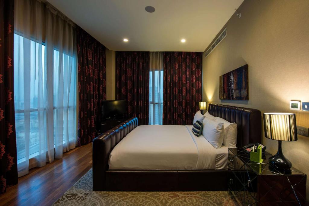 Postel nebo postele na pokoji v ubytování Ramada by Wyndham Downtown Dubai