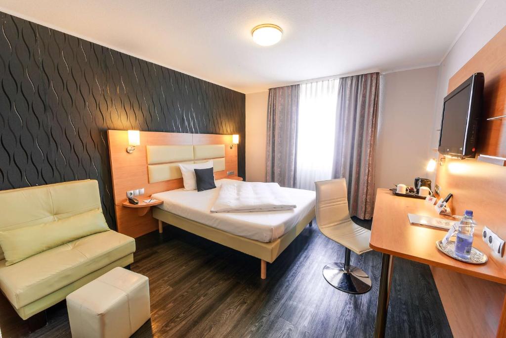 Tempat tidur dalam kamar di Best Western Plaza Hotel Stuttgart-Filderstadt