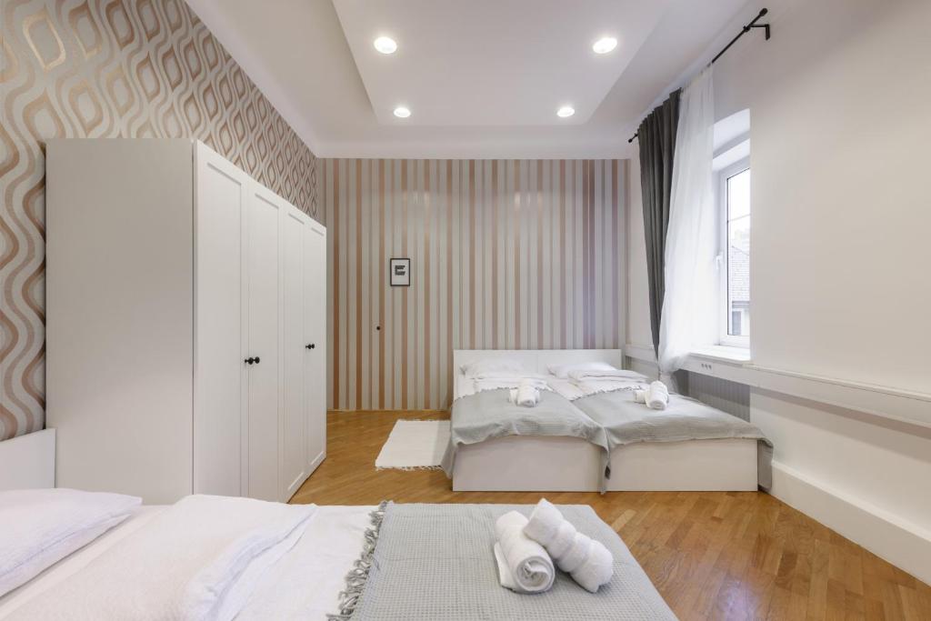 Postel nebo postele na pokoji v ubytování ROYAL ROOMS***