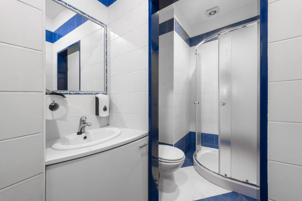 Koupelna v ubytování ROYAL ROOMS***