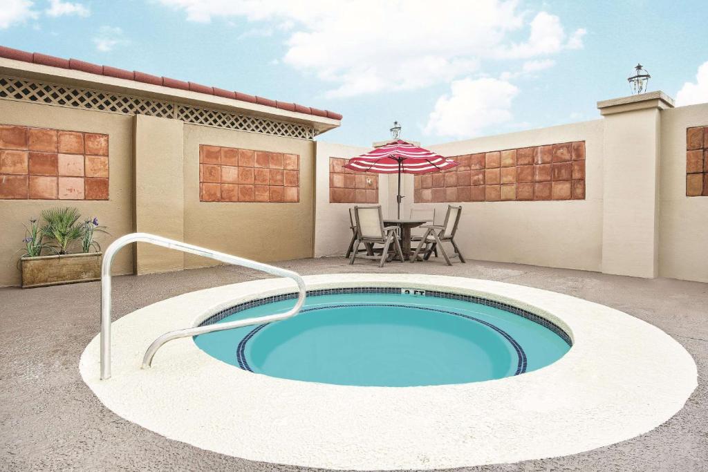 Bazén v ubytování La Quinta by Wyndham Laredo Airport nebo v jeho okolí