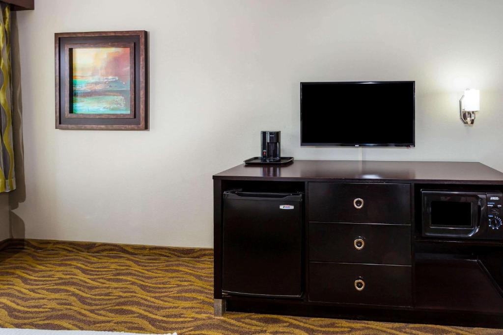 TV a/nebo společenská místnost v ubytování La Quinta by Wyndham Laredo Airport