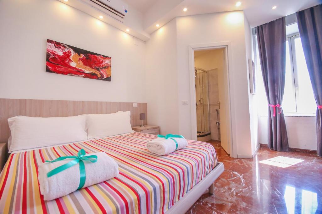 Un dormitorio con una cama con dos toallas encima. en San Peter Lory's Aparts, en Roma