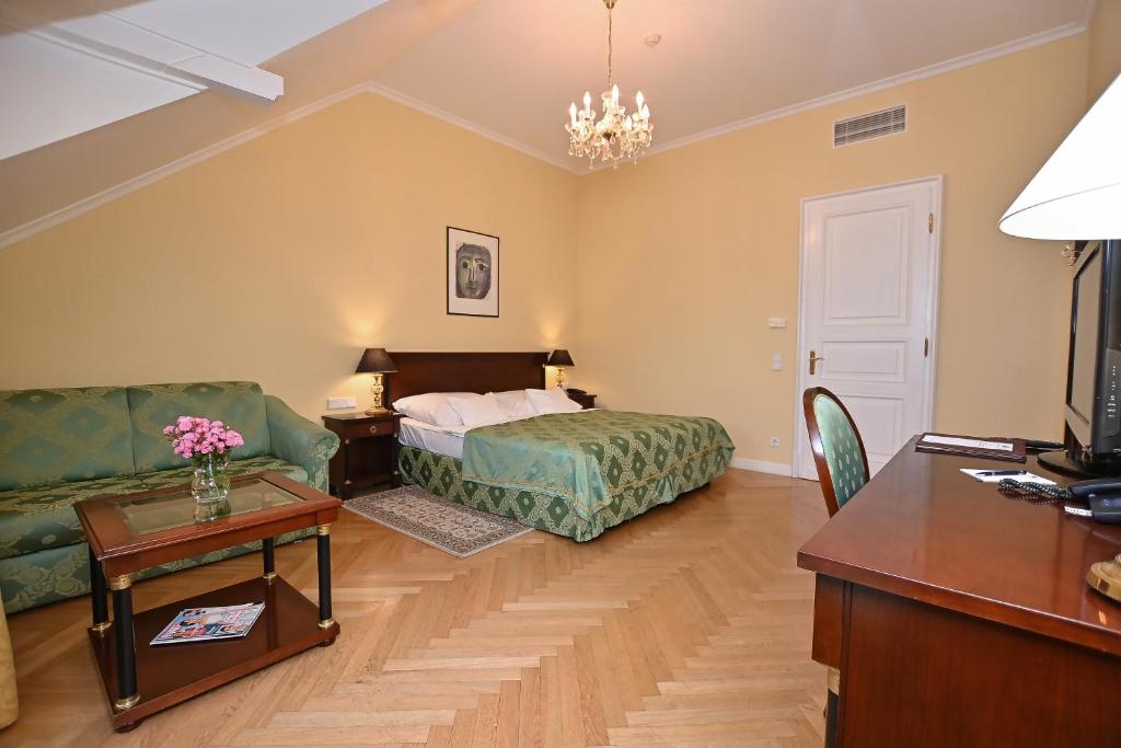 Castle Hotel Grof Degenfeld Superior - Classic Triple Room