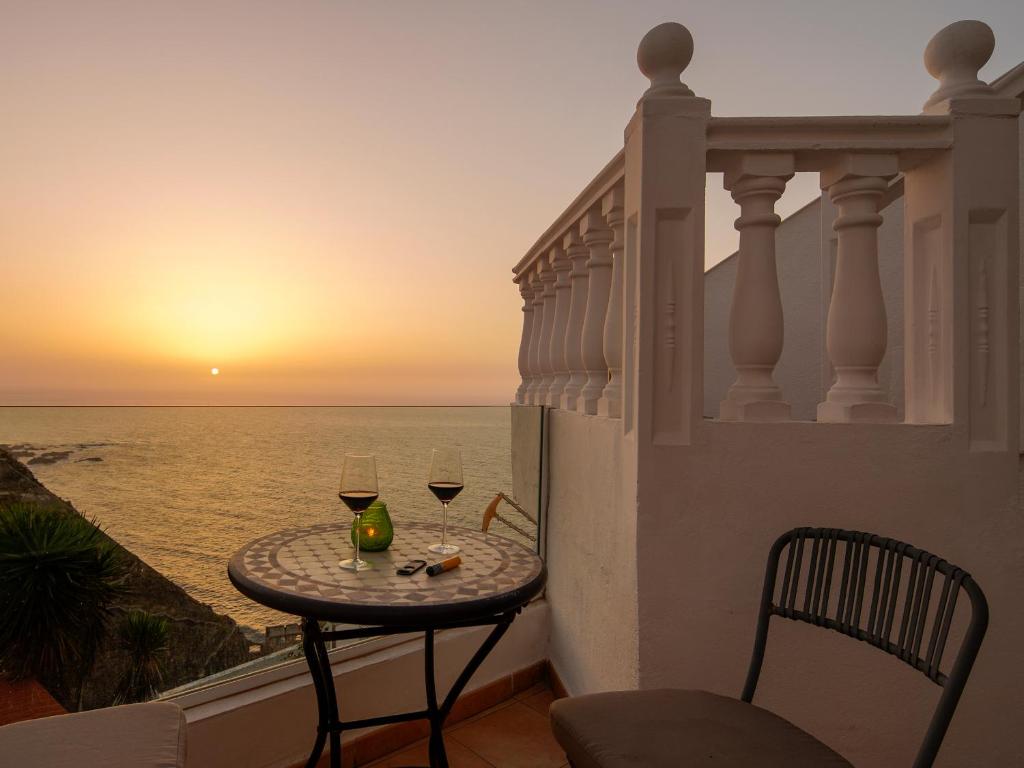 a balcony with a table and two glasses of wine at Meerblick-Apartment Ula in Los Realejos