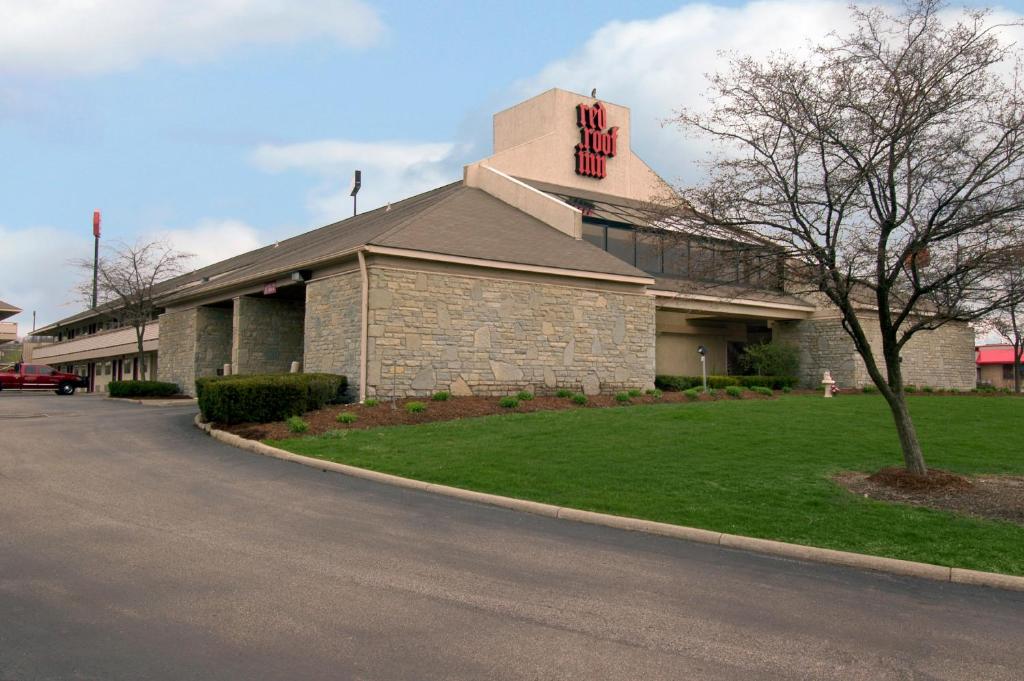 メディナにあるRed Roof Inn Cleveland - Medinaのレンガ造りの大きな建物