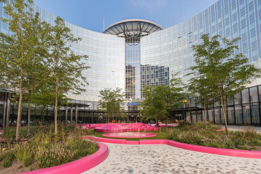Un jardín fuera de Park Inn by Radisson Amsterdam City West