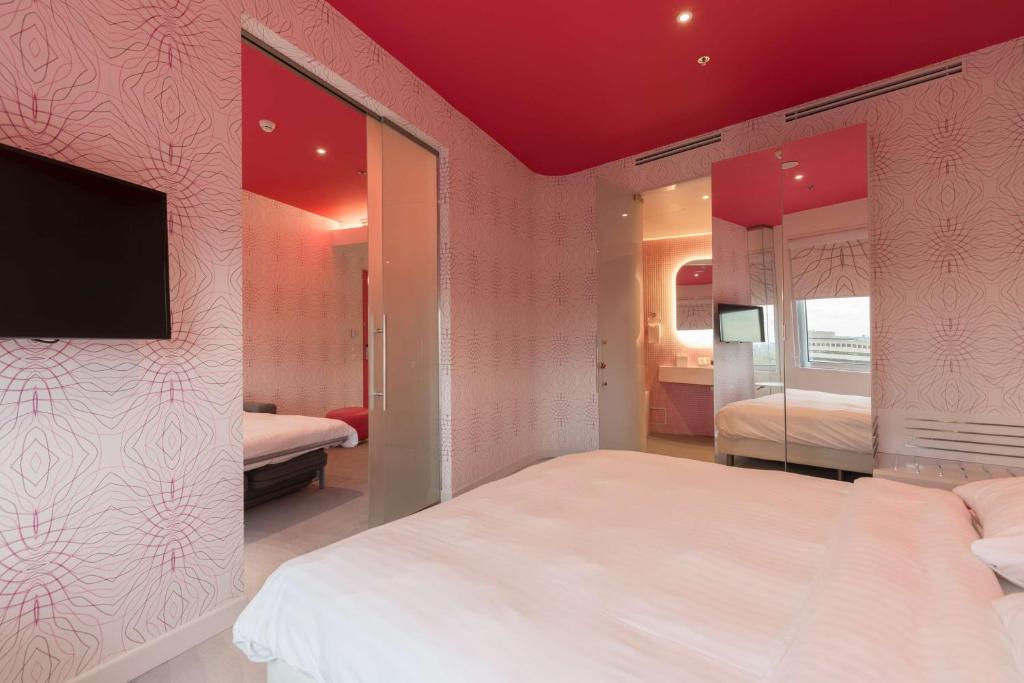 Una cama o camas en una habitación de Park Inn by Radisson Amsterdam City West