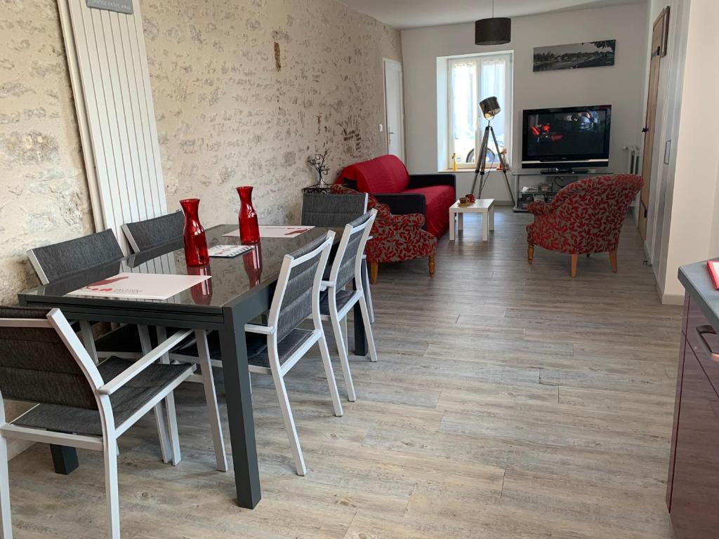 TV a/nebo společenská místnost v ubytování Gîte du Parc des Mauves