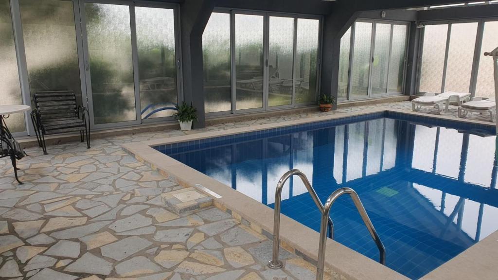 Bazén v ubytování Holiday Home Bogumila nebo v jeho okolí