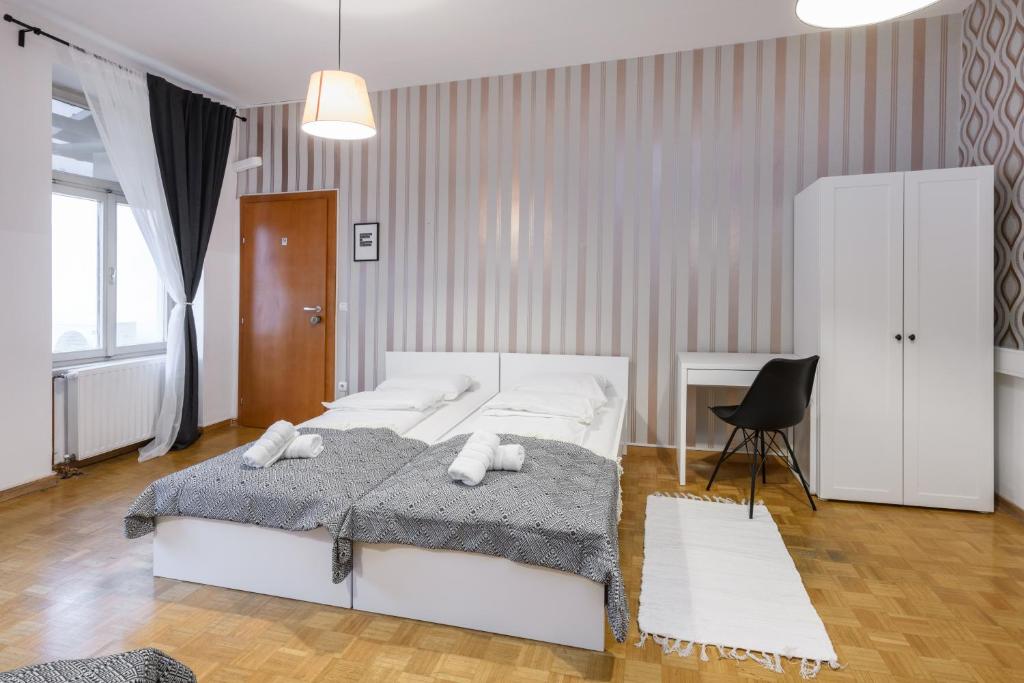 Postel nebo postele na pokoji v ubytování ROYAL ROOMS***