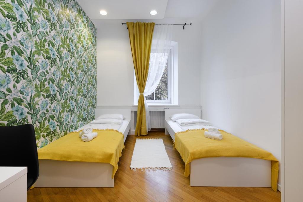 盧比安納的住宿－ROYAL ROOMS***，白色客房的两张床,设有窗户