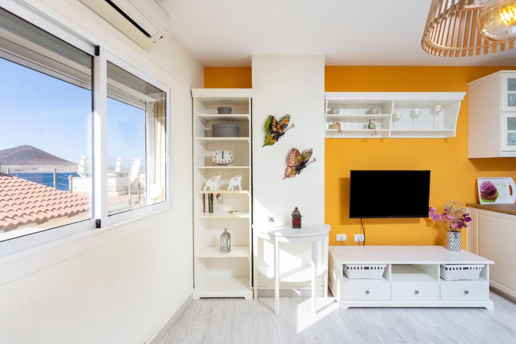 A television and/or entertainment centre at Home2Book Cozy Beachfront Retreat in El Médano