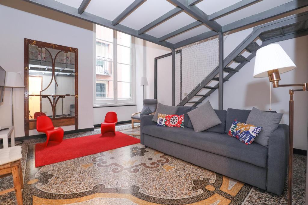 sala de estar con sofá y escalera en Exclusive Apartment in Center Le Cicale ai Rolli en Génova
