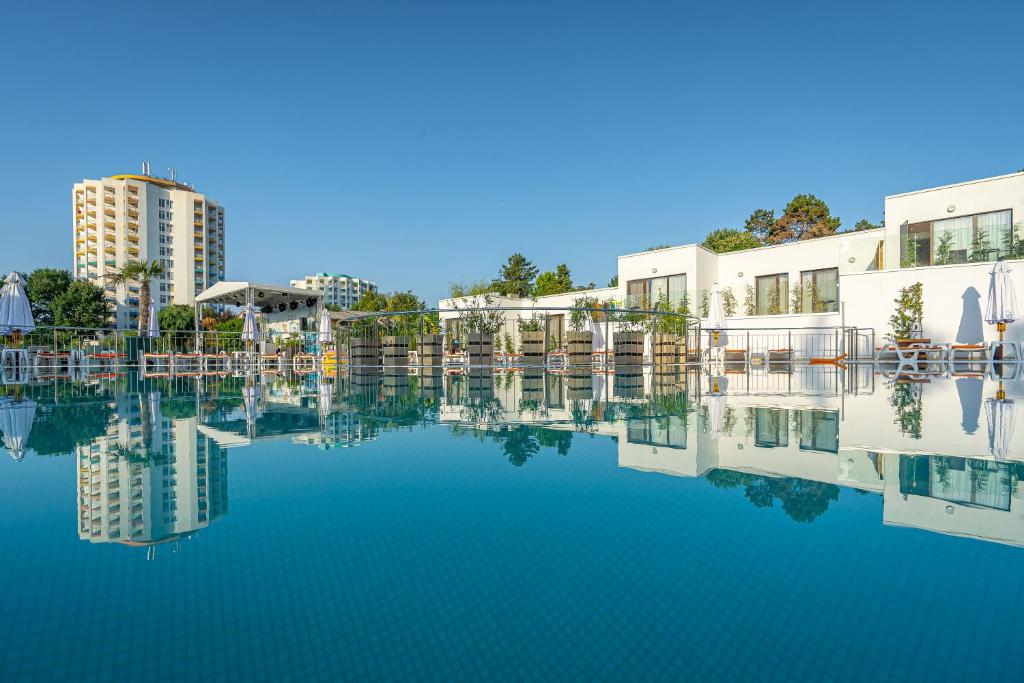 Bazén v ubytování Mera Resort nebo v jeho okolí