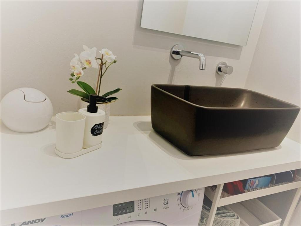 A kitchen or kitchenette at Maison 53 Incantevole appartamento vista Cattedrale di Como