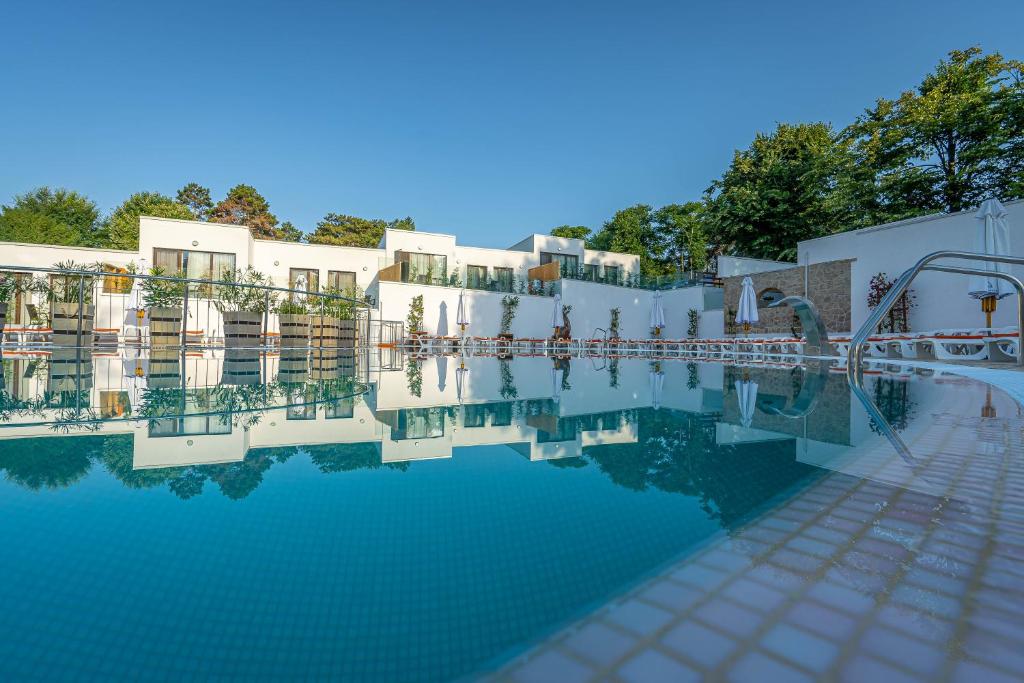 Bazén v ubytování Mera Resort nebo v jeho okolí