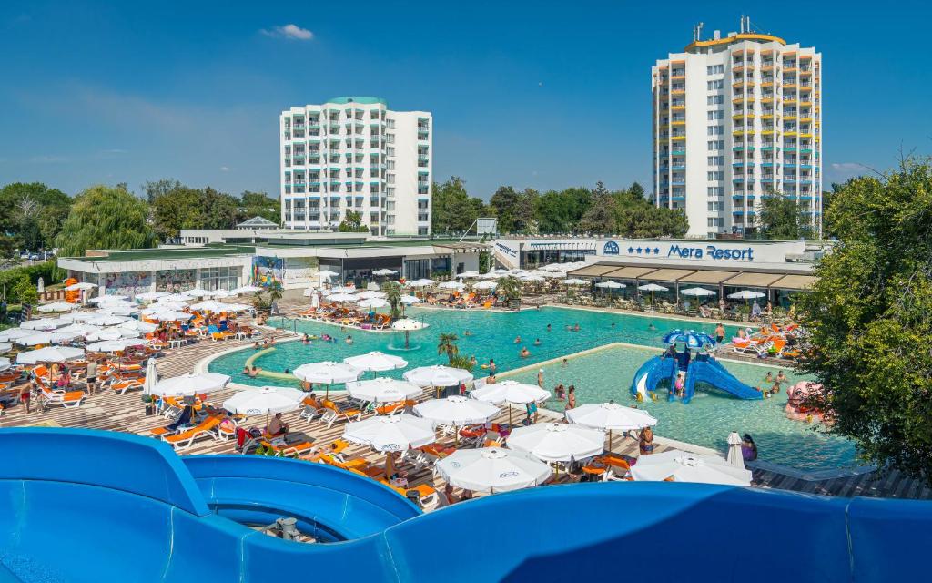 Bazén v ubytování Mera Resort nebo v jeho okolí