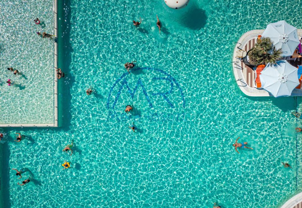 Bazén v ubytování Mera Resort nebo v jeho okolí