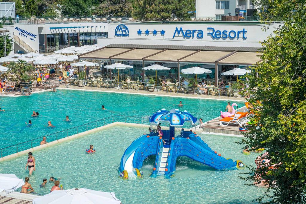 Bazén v ubytování Mera Resort nebo v jeho okolí