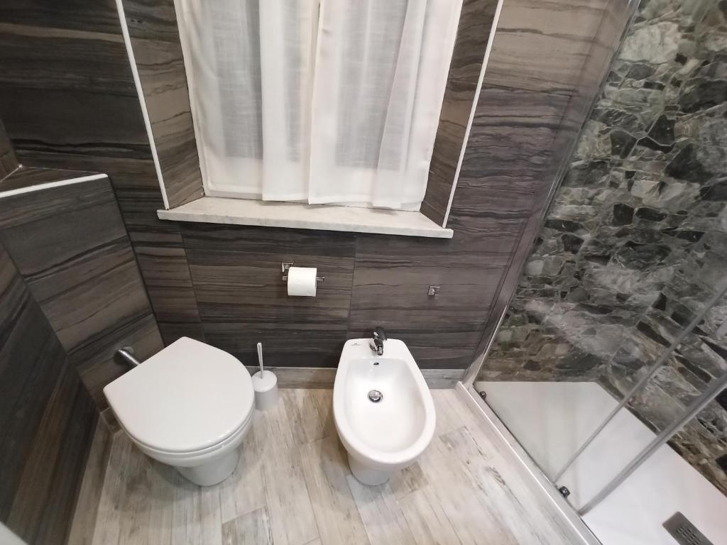 a bathroom with a toilet and a sink at Affittacamere Albarola in Riomaggiore