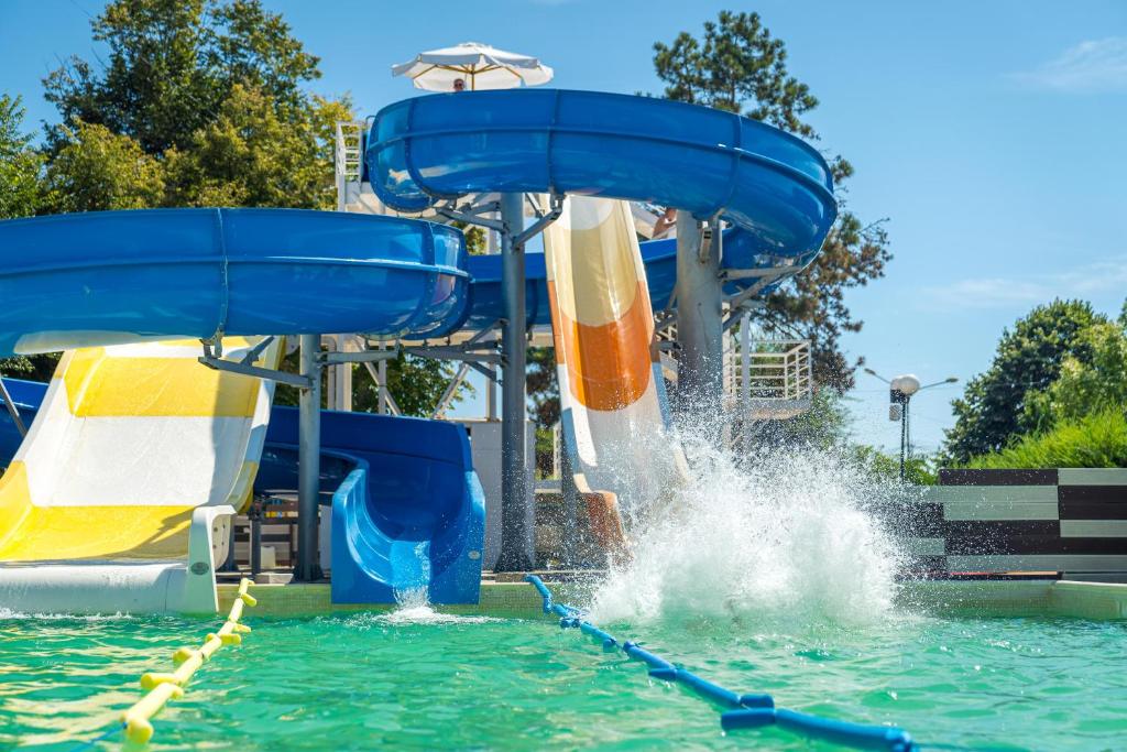 Bazén v ubytování Mera Resort nebo v jeho okolí