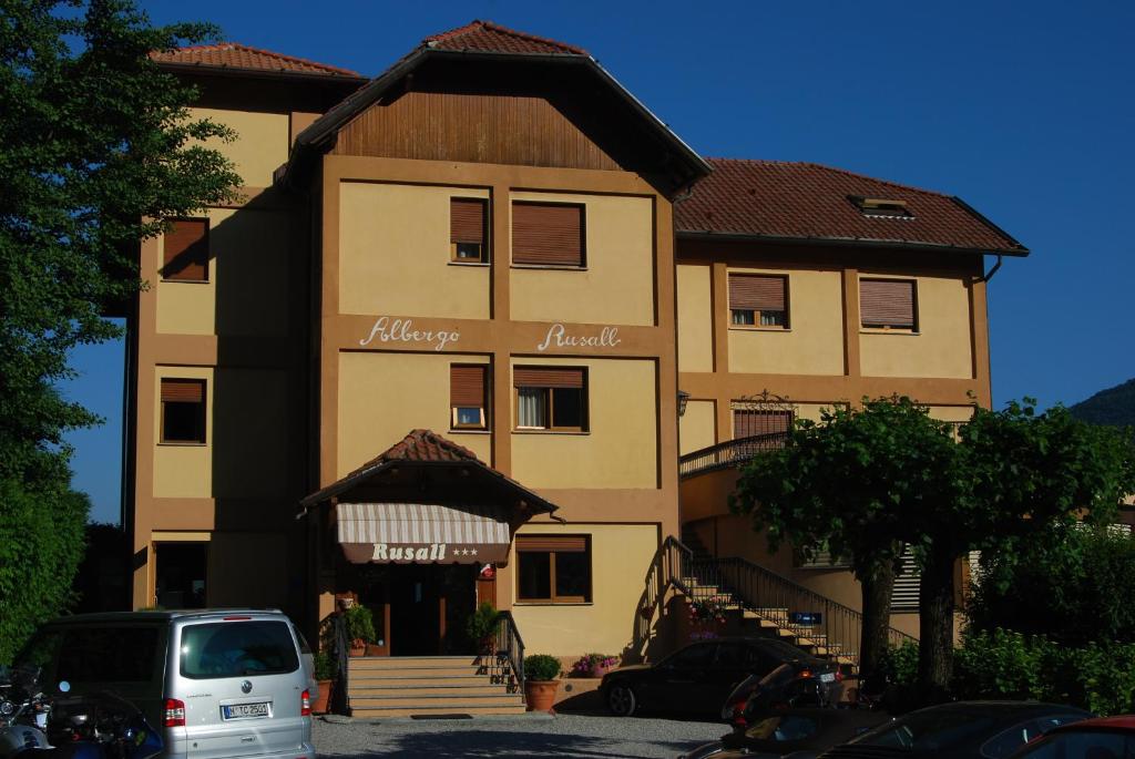um edifício com uma placa que lê o hotel mais velho em Albergo Rusall em Tremezzo