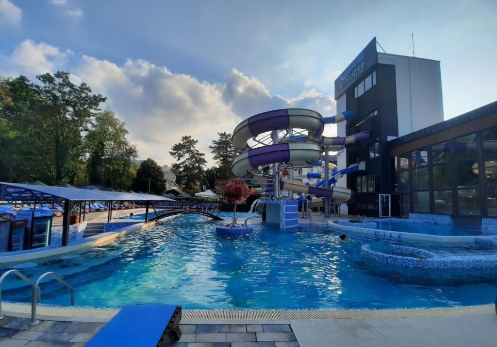 - une piscine avec toboggan dans un complexe dans l'établissement Spa Resort & Hotel Vrnjačke Terme, à Vrnjačka Banja