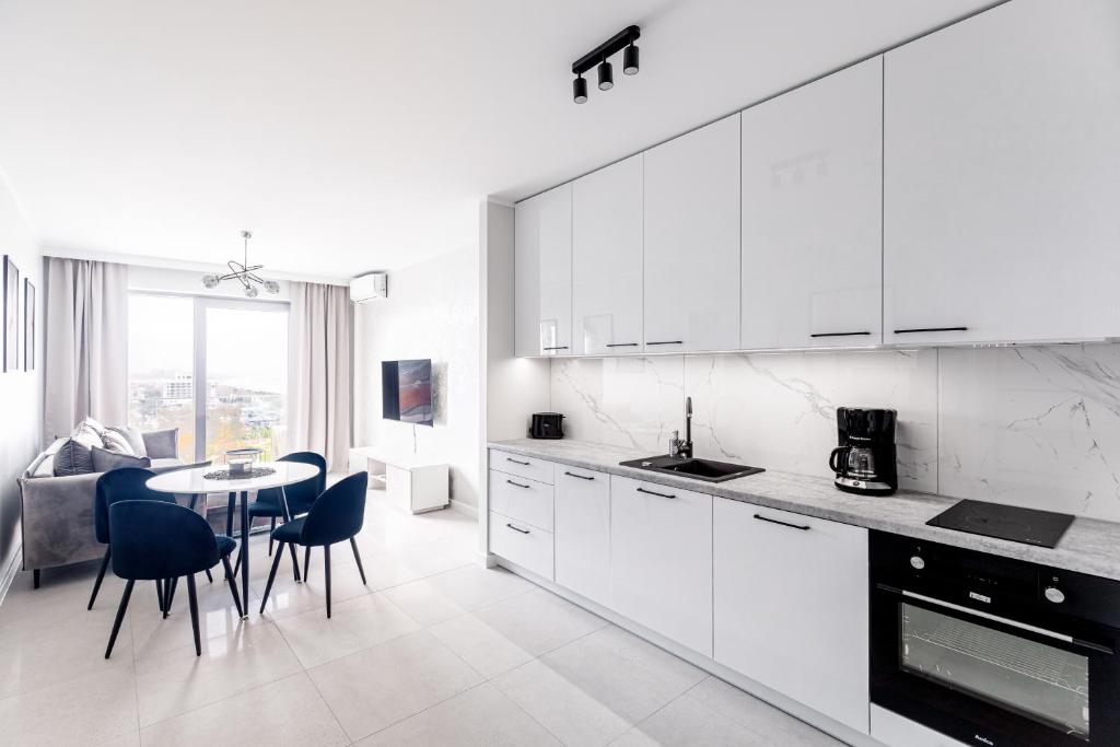 Kuchyňa alebo kuchynka v ubytovaní Balticus Apartamenty Deluxe Promenada Gwiazd 14