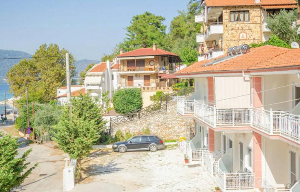 un'auto parcheggiata in un parcheggio accanto a un edificio di Delfini Hotel a Skala Potamias