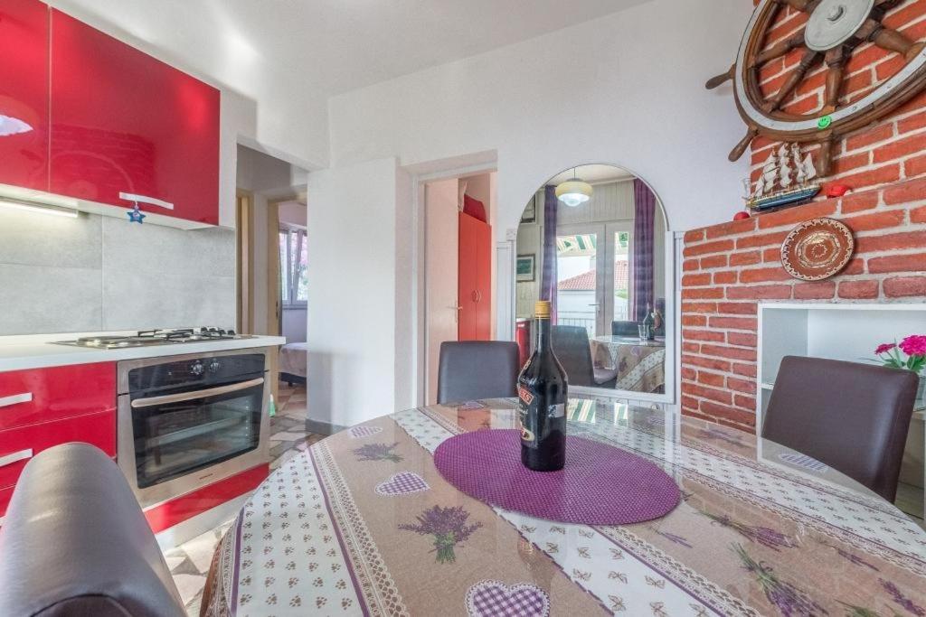 Kuchyňa alebo kuchynka v ubytovaní Apartment in Okrug Gornji with sea view, terrace, air conditioning, WiFi 5046-2