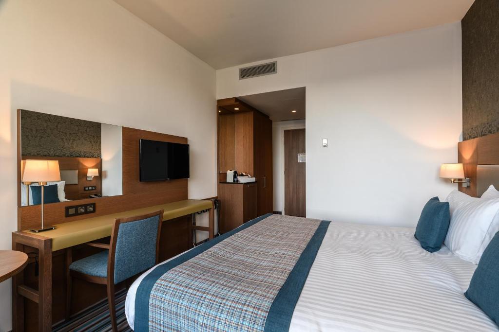 Postel nebo postele na pokoji v ubytování Leopold Hotel Oudenaarde