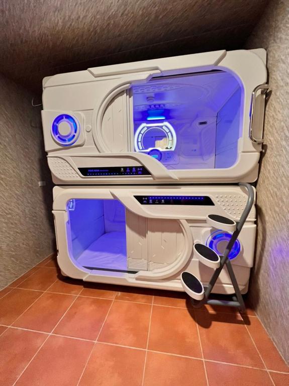 a washing machine with its door open in a room at Yong Guan in Yuchi