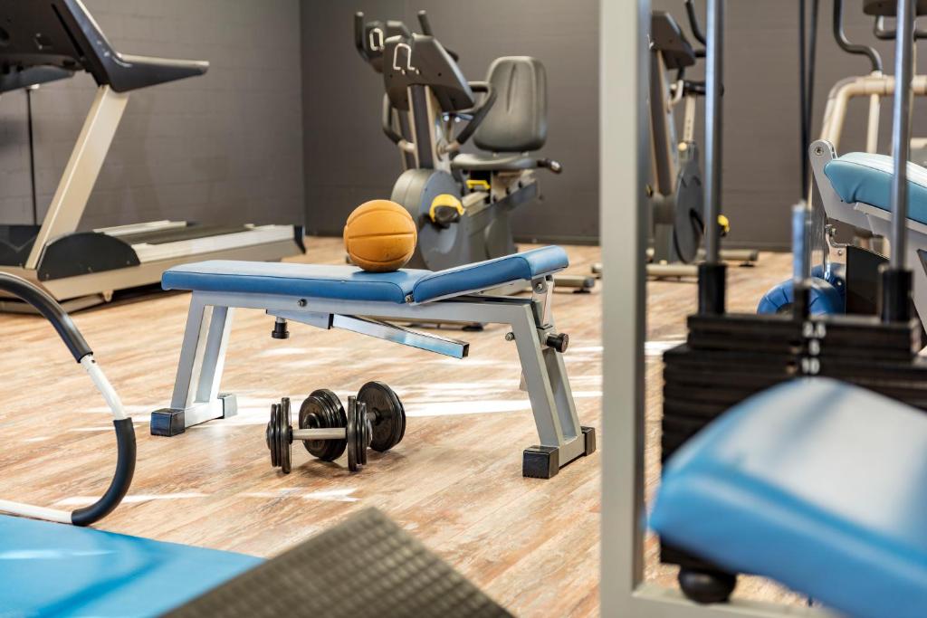 Fitness centrum a/nebo fitness zařízení v ubytování Hotel Coop Tagungszentrum & Hotelpark im Grünen